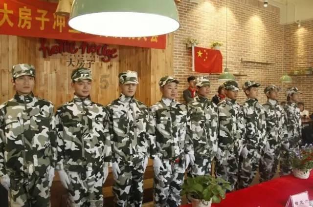 新乡一学校，小学生临时到初中部就餐，初中学长贴心帮学妹盛汤